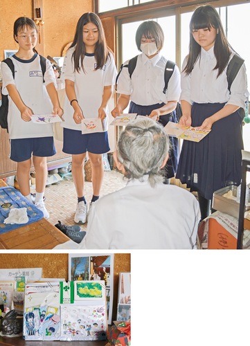 地域の高齢者にカードを手渡す生徒たち（上）と、高齢者宅に飾られていたこれまでのカード（下）