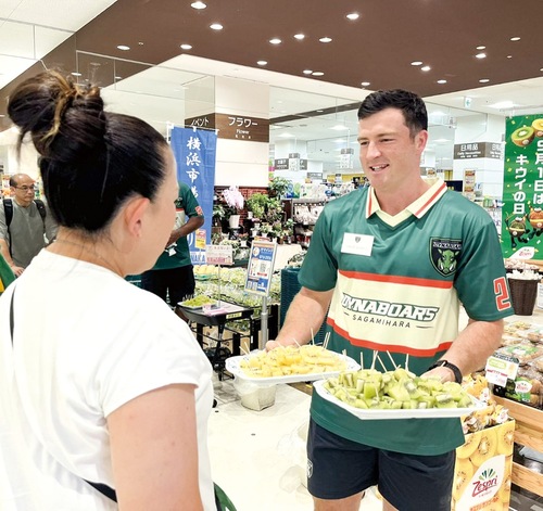 フルーツを勧めるスクラムハーフのジャック・ストラトン選手