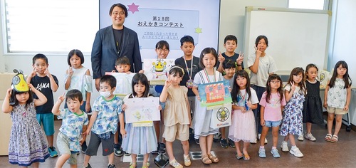 作品を応募した子どもたちと尾作社長