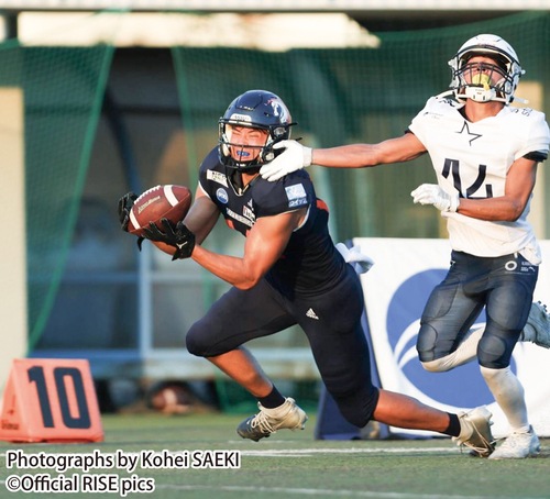 ライズ（紺色）の選手にパスが決まった瞬間