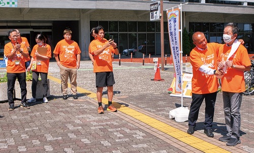 市長から襷をかけられる参加者