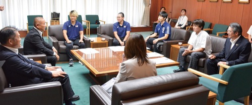 デフリンピックへの出場が内定したことを市長（左から２番目）に報告する佐藤さん、川口さん、桐生さん、野村さん（左から３、４、５、６番目）