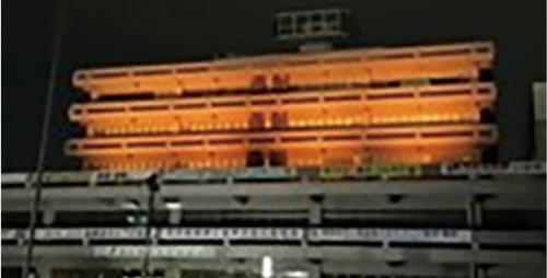 オレンジ色に染まった市役所本庁舎（写真は昨年）