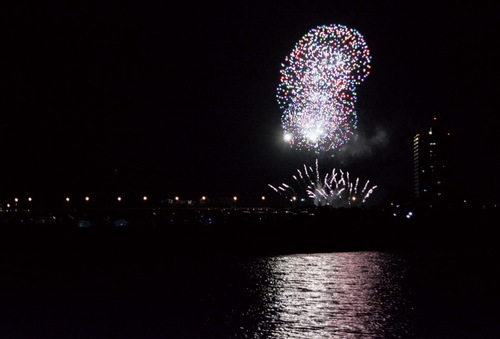 水面にきらめく光とともに、夏の終わりを告げる花火の輝き