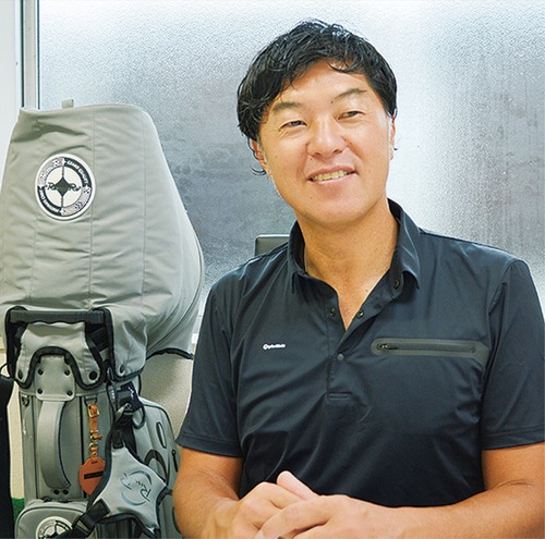 宮下の事務所で取材に応じる堀さん