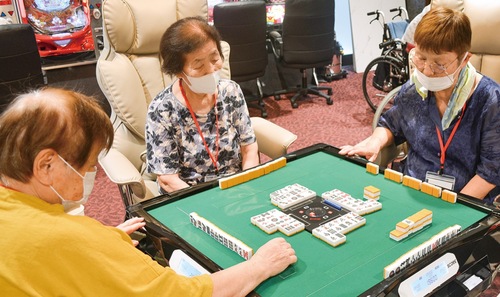 レクリエーションの麻雀を楽しむ利用者