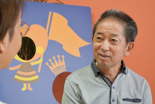 今の生活ぶりを語る村松さん