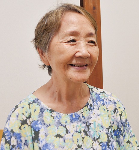 笑顔を浮かべデイサービスでの1日を話す中野さん