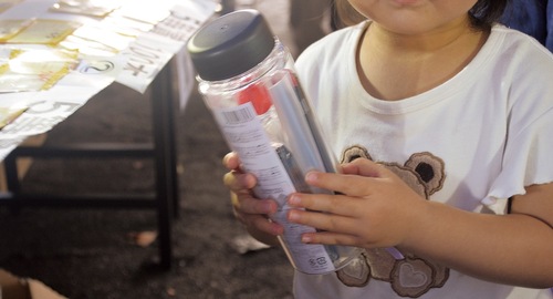 景品の防災ボトルをもらった子ども