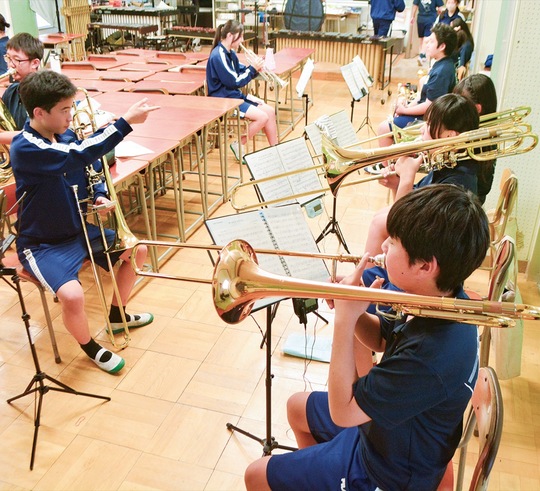 全日本吹奏楽コンクールに向けて練習に励む生徒たち