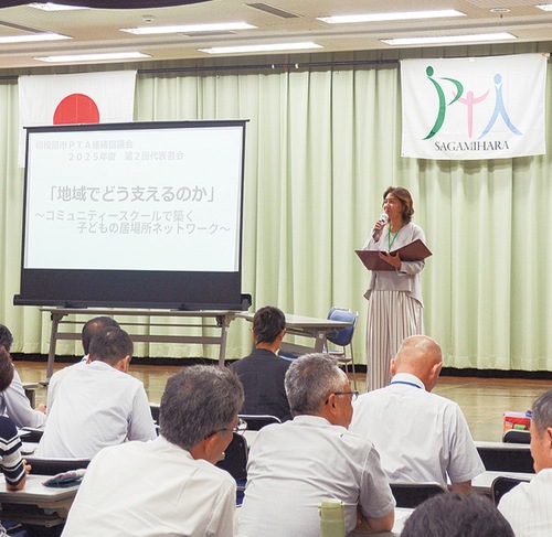 壇上で話す松本会長