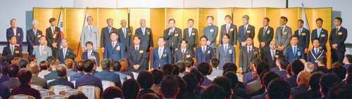 歴代理事長を代表して第22代理事長の浦上裕史さんがあいさつに立った