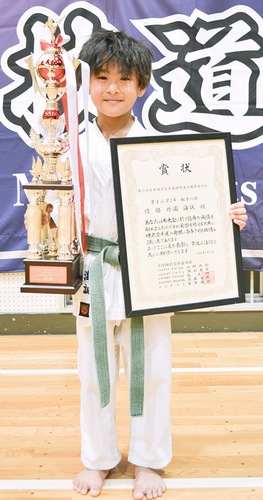 優勝トロフィーと賞状を手にした外園さん