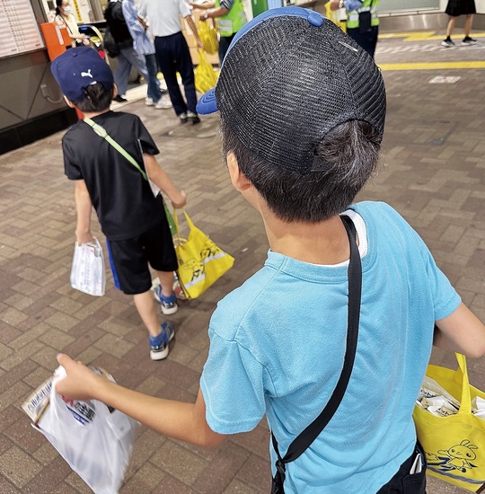 キャンペーン活動に参加するプレ団員の２人