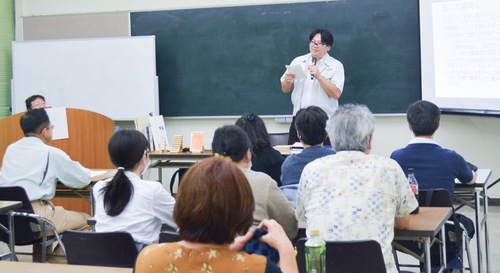 40人ほどが細田さんの話に聞き入った