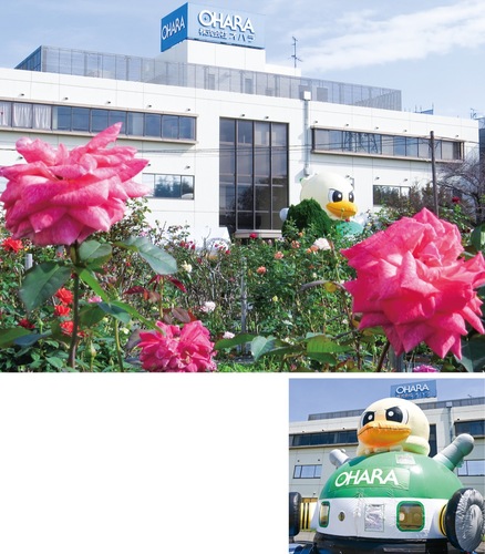 毎年、苗を少しずつ植え足し、現在は約150種のバラが芳醇な香りを放つローズガーデン。SC相模原のクラブマスコット｢ガミティ｣のふわふわ遊具も登場