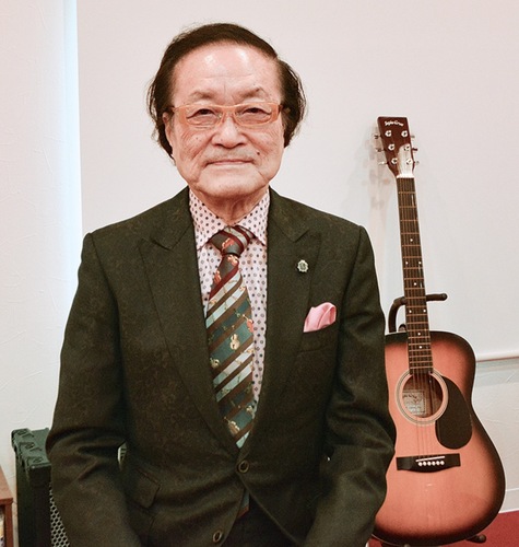 快く取材に応じる新堀会長