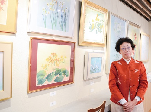 日本画家の藤井さん会場には桜や紅葉葵、百合などを描いた作品が並ぶ