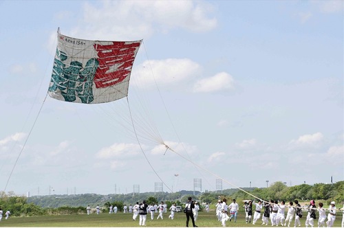 大空を舞う大凧（２０２５年開催時）＝新磯まちづくりセンター提供