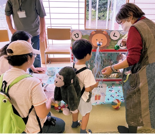 紐くじを楽しむ子ども