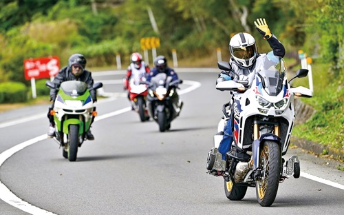 手を振るパラモトライダー