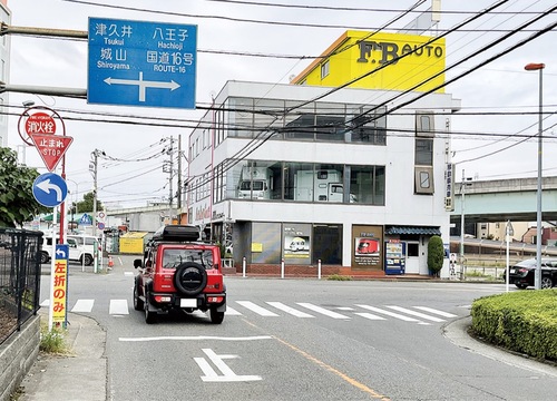 変更した交差点に南から北に向かって進入する自動車