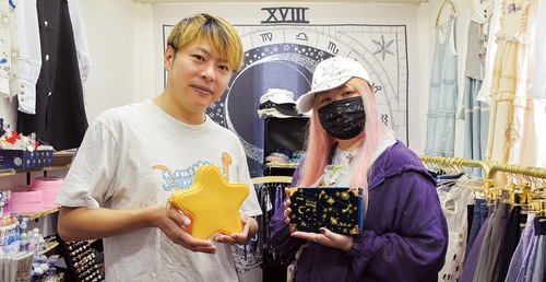 星に囲まれた店内と大貫さん夫妻