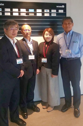 長崎営業所の前に立つ同社の面々（右から２番目：中尾社長、右端：後田所長 ※同社提供）