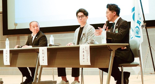 （右から）協働の可能性を語る八木理事長、星野さん、本村市長