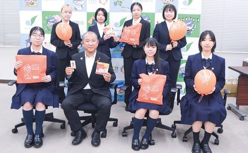 本村市長（前列左から２番目）と学生、生徒たち