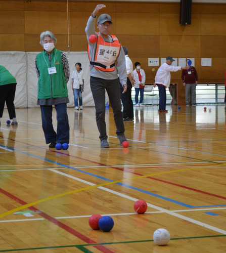 カラーボールを投じる参加者