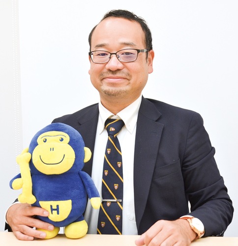 ほねごりくんのぬいぐるみを手に阿部社長