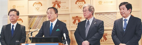 会見で共同メッセージを発表する黒岩知事（中央左）と右から山口会長､吉田会長､（１人おいて）鈴木会長