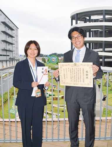 目録を持つ大川副市長（左）と感謝状を持つ稲富さん