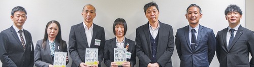 書籍を手掛けた中野中学校の関係者らから教育委員会に本が寄贈された