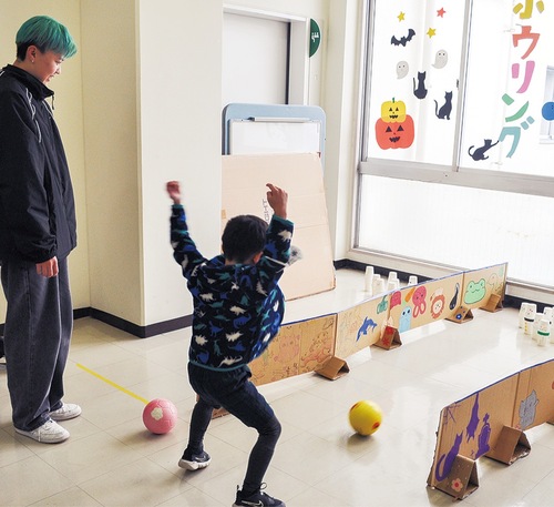 勢いよくボールを投げる子ども