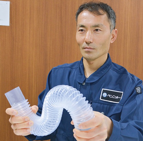 くねくね曲げても折れないチューブを紹介する櫻井社長