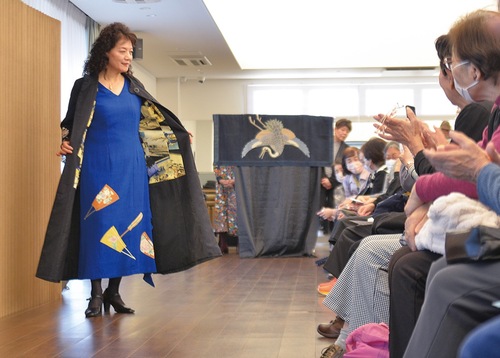 満員の会場で作品を披露したいのうえさん（左）