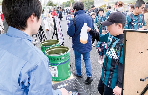 会場となった相模原ギオンスタジアムに廃食用油を持参した子ども