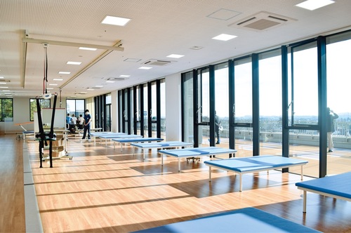 広々としたリハビリテーション室