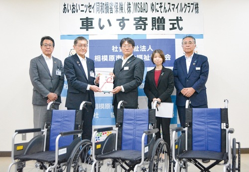 目録を手にする笹野会長（中央左）と中島支店長