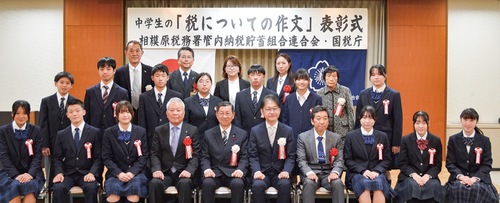 受賞者と主催者らによる集合写真