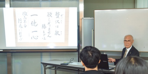 抑留生活を振り返る西倉さん