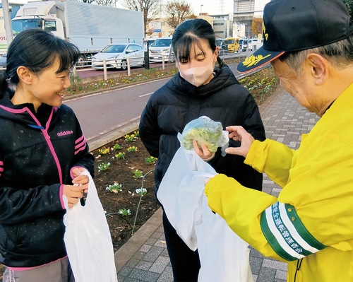 ブロッコリーに込められた意味を話しながら交通安全を呼びかけた