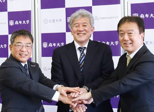 手を取り合う３学長