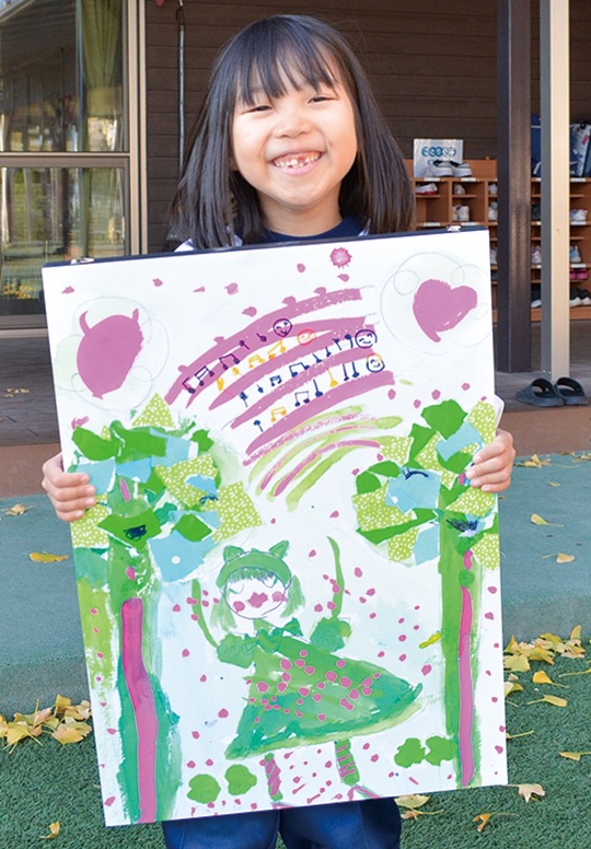 カメラを向けると大きく笑う森田さんと受賞作品