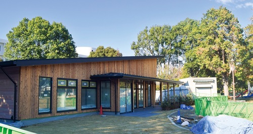 相模大野中央公園に建設中のタリーズ新店舗＝12月15日撮影。50坪ほどの広さで、全国の店舗の中で唯一という焙煎機も設置される。市による子育て支援企画は店舗の一角で実施される。