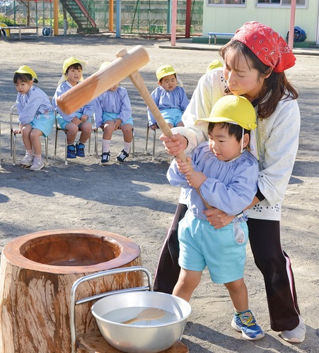 餅つきを体験する園児