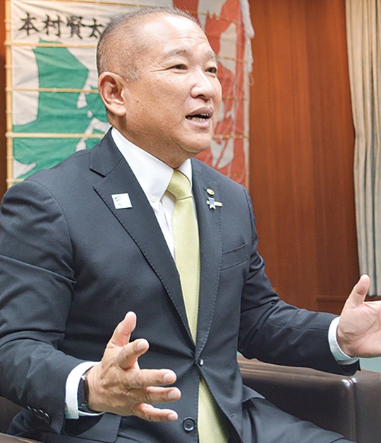 インタビューに応じる本村市長