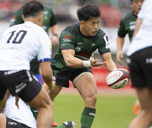 前半に2トライを決めプレーヤー・オブ・ザ・マッチに選ばれた岩村選手(C)JRLO